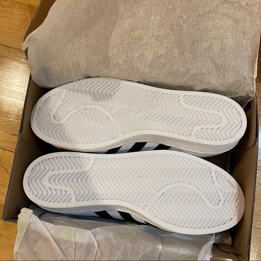 Adidas superstar sneakers 7.5 - Picture 2 of 4